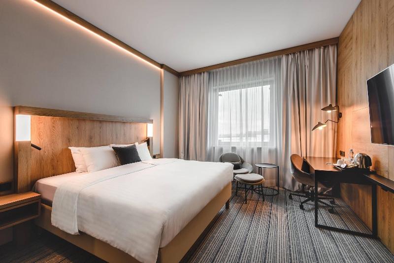 디럭스 룸 킹사이즈 침대, Courtyard By Marriott Warsaw Airport