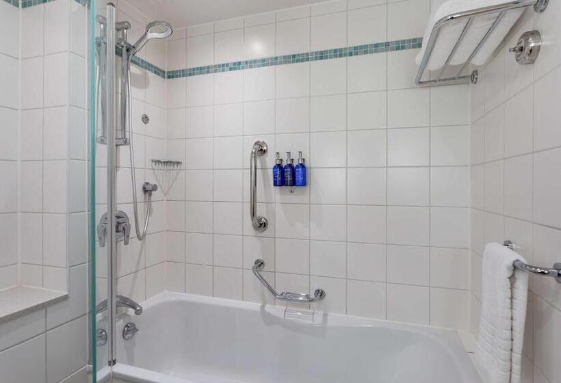 اتاق استاندارد با چشم‌انداز, Radisson Blu Hotel London Stansted Airport