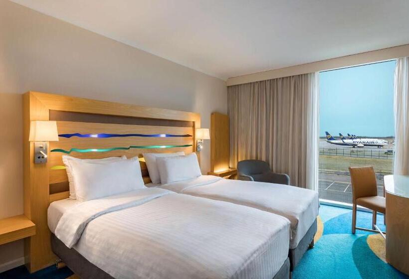 اتاق استاندارد با چشم‌انداز, Radisson Blu Hotel London Stansted Airport