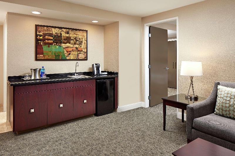 带大床的套房, Super 8 By Wyndham Saskatoon Near Saskatoon Airport