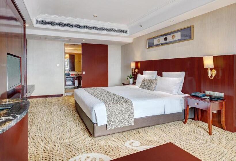 Номер Deluxe, Days Hotel & Suites China Town   Metro Line 2 & Line 6   Nearby Orange Island  Wuyi Square Changsha
