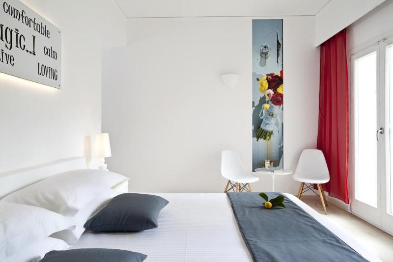 이코노미 룸, Acqua Vatos Santorini