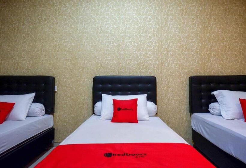 Номер Стандарт Трехместный, Reddoorz Syariah Near Pltu Cilacap