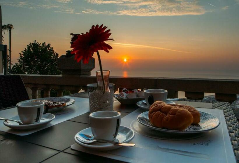 اتاق لوکس با بالکن و چشم‌انداز دریا, B&b Villa Belvedere
