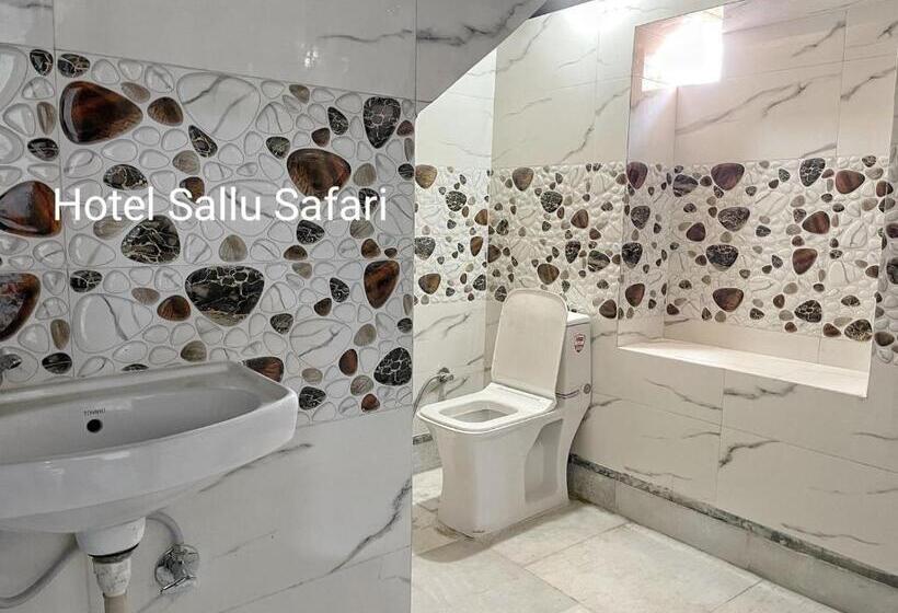 Camera Familiare Deluxe, Sallu Safari