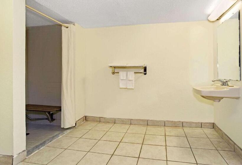 장애인을 위한 킹사이즈 침대 스탠다드 룸, Super 8 By Wyndham Fort Mitchell Cincinnati Area