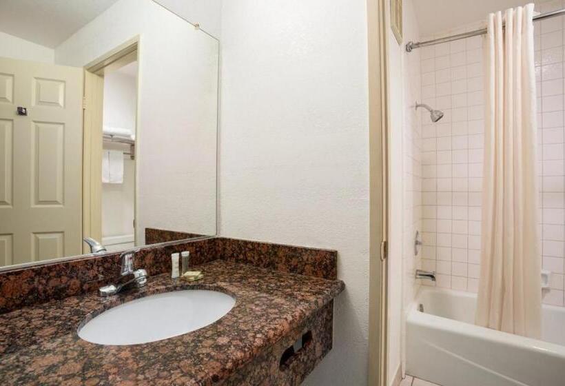غرفه قياسيه سريرين مزدوجين, Super 8 By Wyndham Santa Clarita/valencia