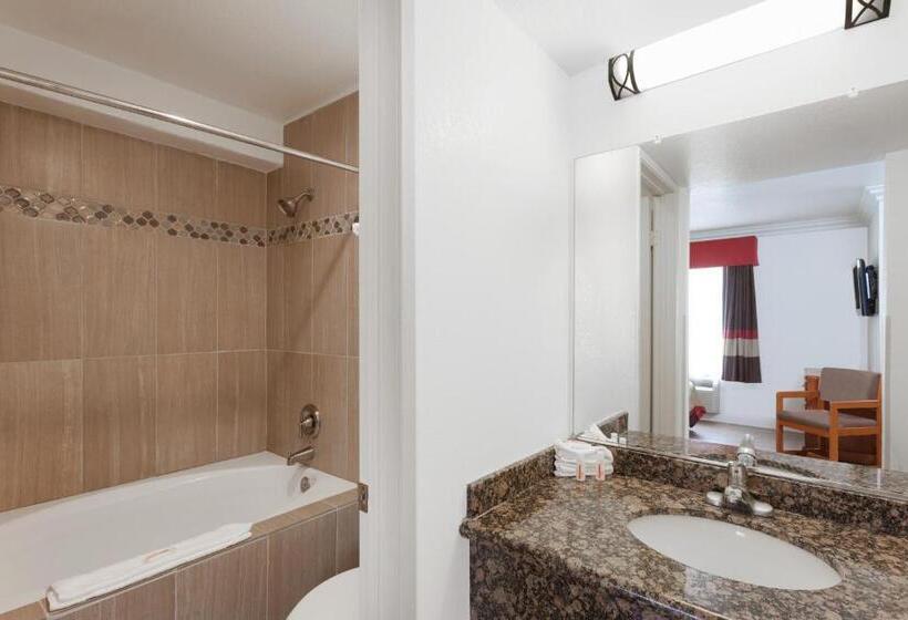 غرفه قياسيه سريرين مزدوجين, Super 8 By Wyndham Santa Clarita/valencia
