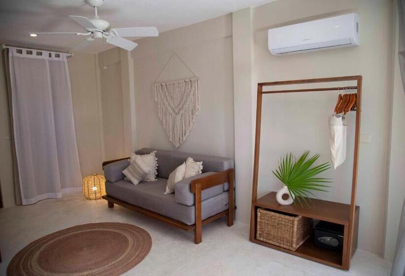 バルコニー付きスタンダードトリプルルーム, Noah Beach Hotel & Suites