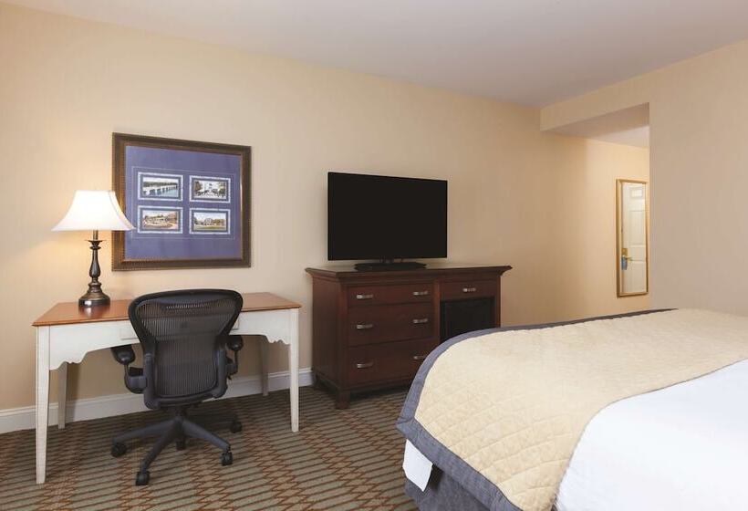 Номер Deluxe Вид на Сад, Virginia Crossings Hotel, Tapestry Collection By Hilton