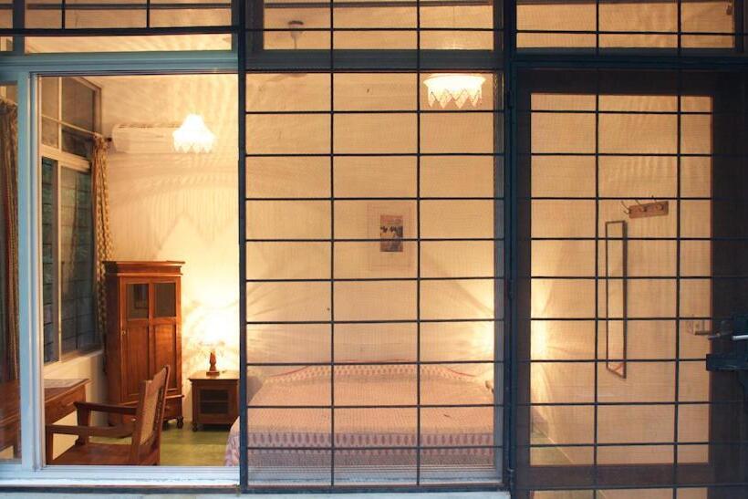 اتاق لوکس با بالکن, The Annex, Isai Ambalam Guest House