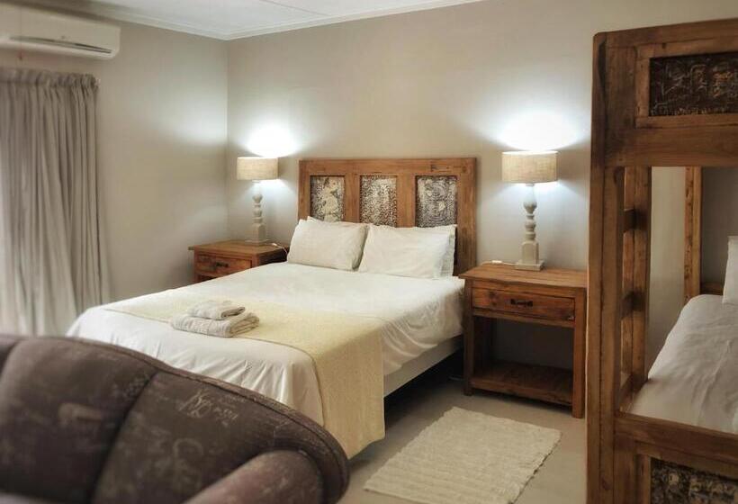 Семейный Номер, Louvre Guesthouse