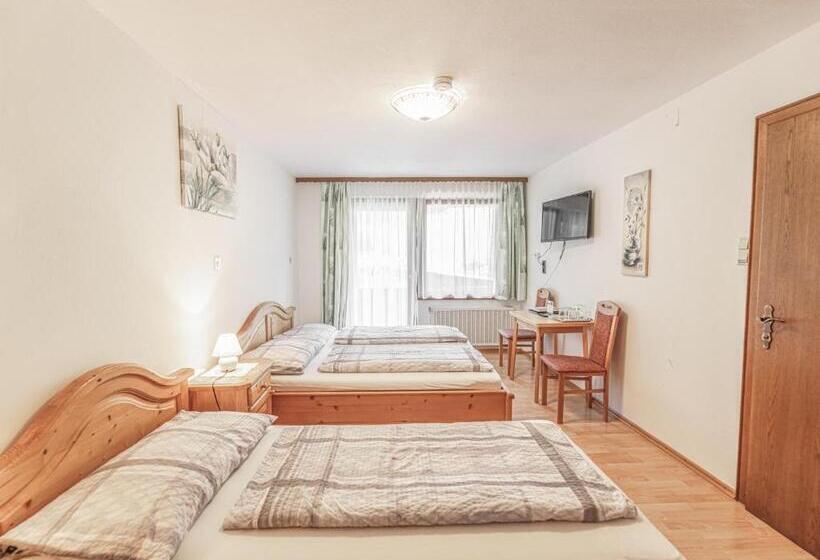 Трехместный Номер Стандарт с Балконом, Urlaub Am Bauernhof Feldbauer