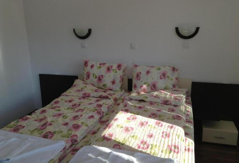 Номер Стандарт Трехместный, Guest House Luchi