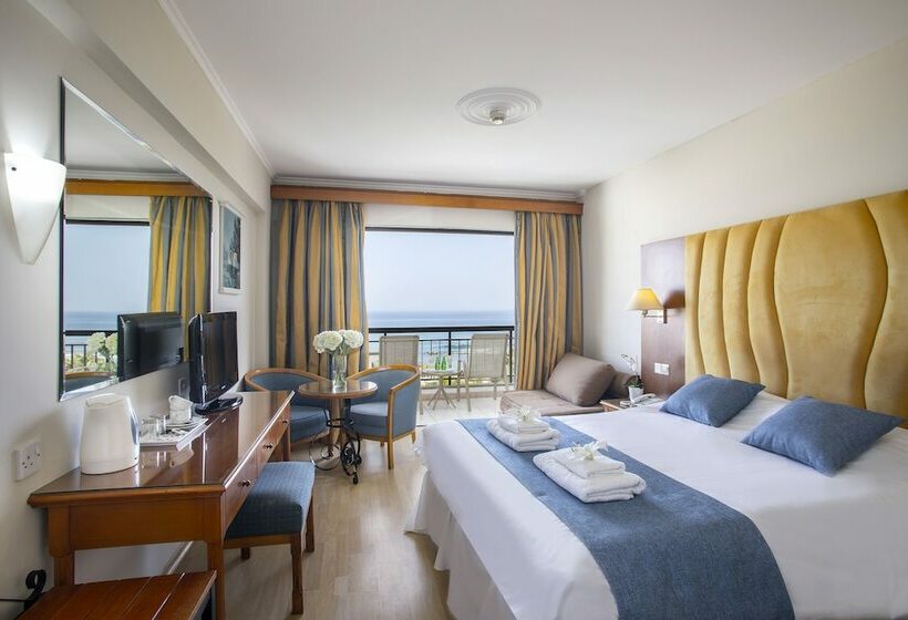 家庭间, Anastasia Beach Hotel