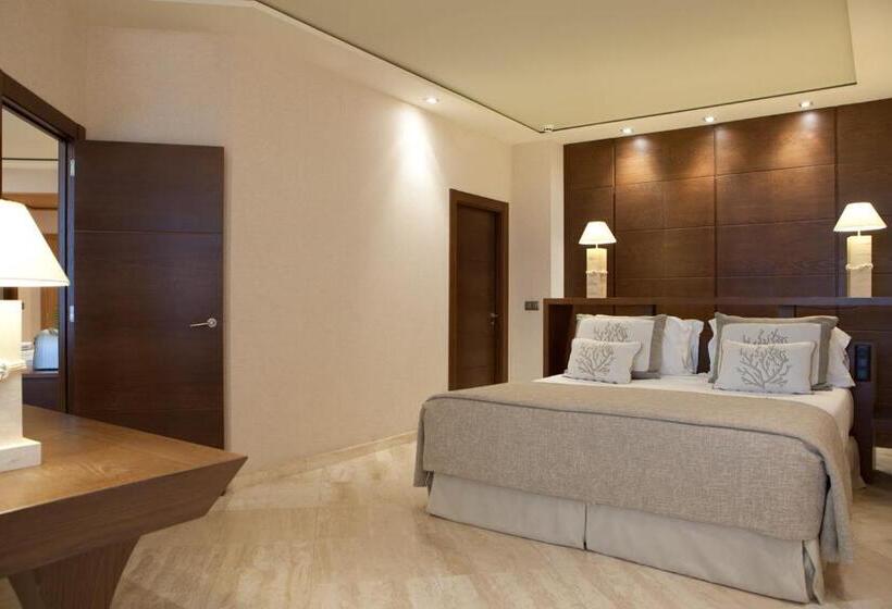 سوییت جونیور با چشم‌انداز دریا, Las Arenas Balneario Resort