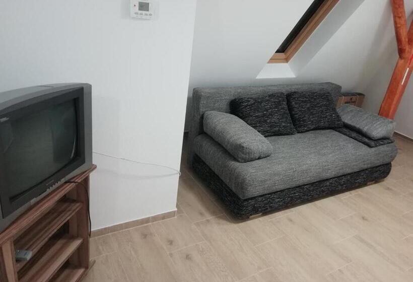庭の見える１ベッドルームアパートメント, Asta La Vista Vendégház