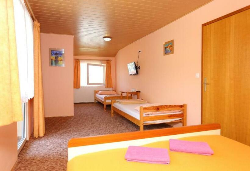 Четырехместный Номер Стандарт с Балконом, Rooms With A Parking Space Slunj, Plitvice   17502