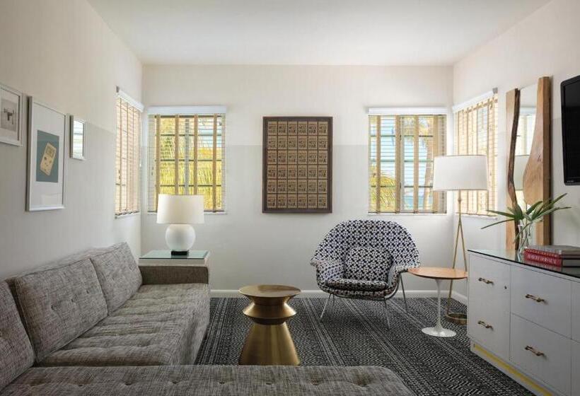 מיטת קינג בסוויטה, Kimpton Surfcomber Hotel, An Ihg
