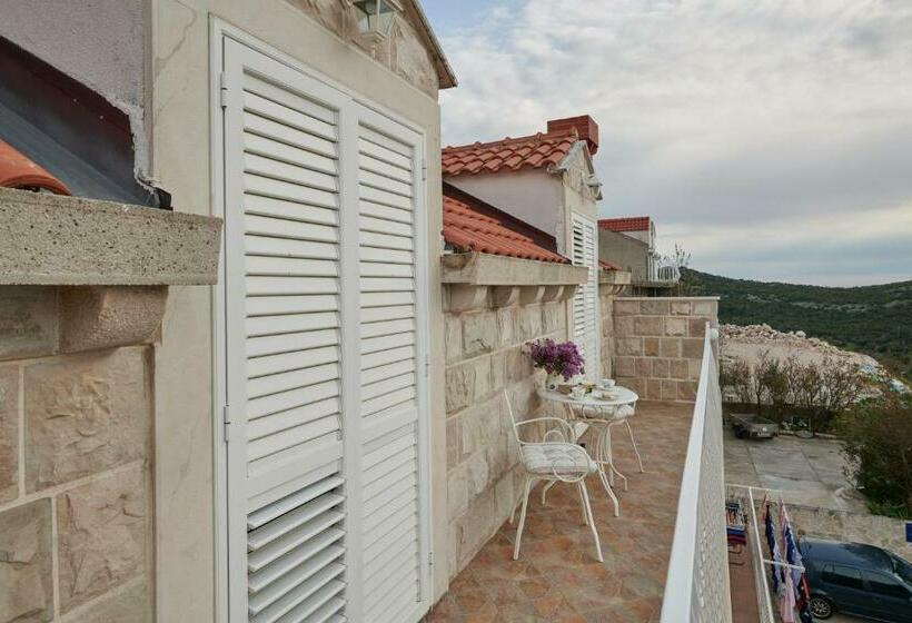 Comfort studio with sea view, Apartments Micika
