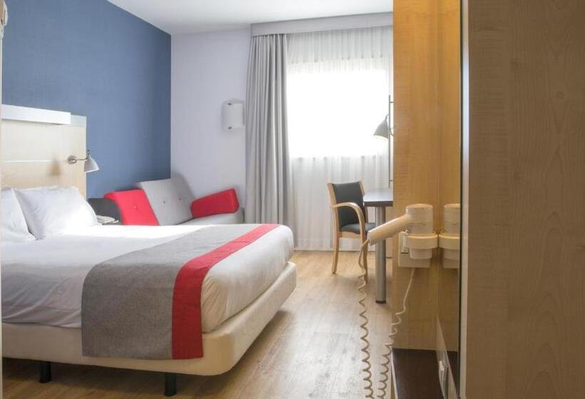 Номер Стандарт Трехместный, Holiday Inn Express Molins De Rei, An Ihg