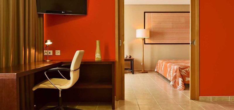 اتاق یک تخته با چشم‌انداز استخر, Pestana Tropico Ocean & City