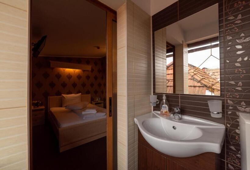 Четырехместный Номер Стандарт, Escala Rooms