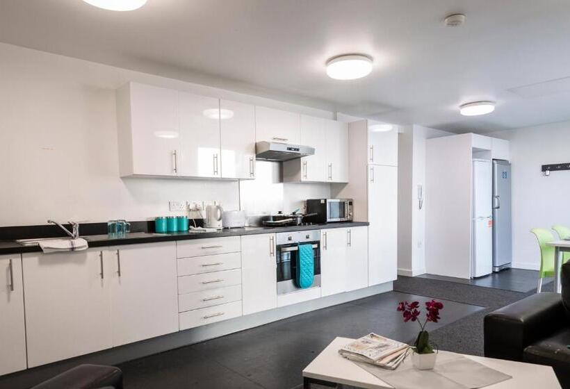 اتاق اکونومی, Wenlock Court