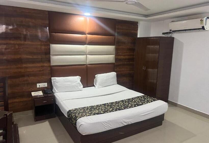 Номер Deluxe Кровать Кинг, King Delhi Airport