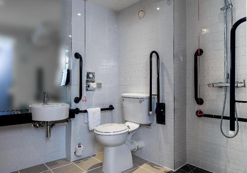 Номер Стандарт Адаптированный для Инвалидов, Holiday Inn Express London Gatwick   Crawley By Ihg