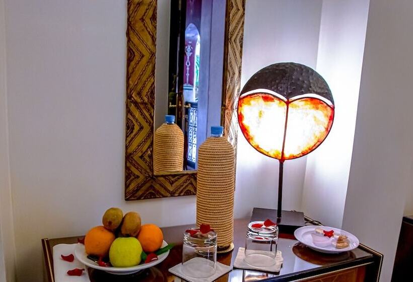 اتاق لوکس, Dar Anika