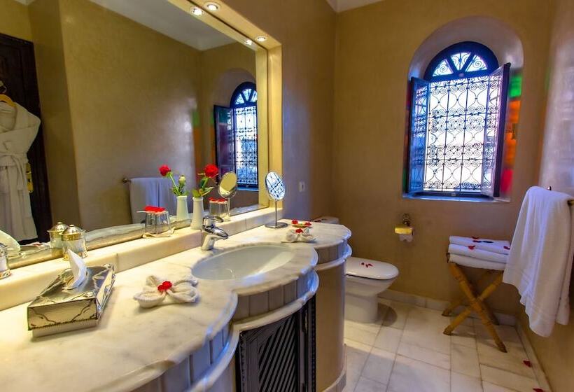 اتاق لوکس, Dar Anika