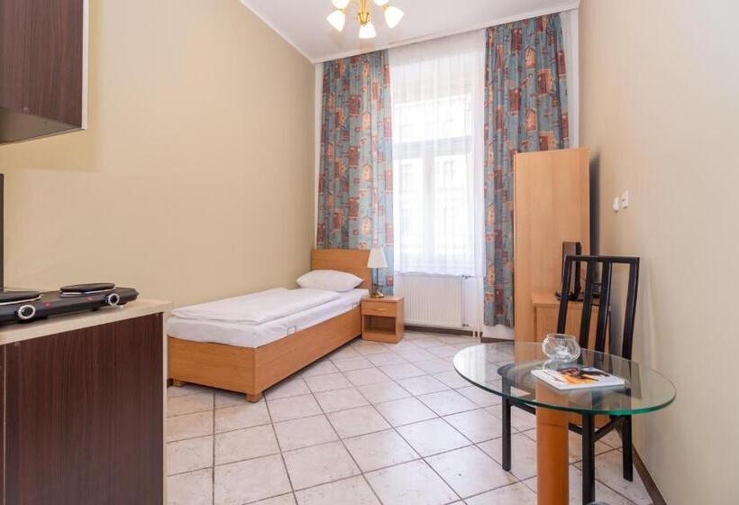 Economy Yhden Hengen Huone, Brixen