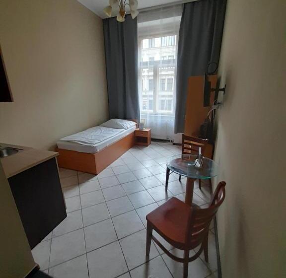 Economy Yhden Hengen Huone, Brixen