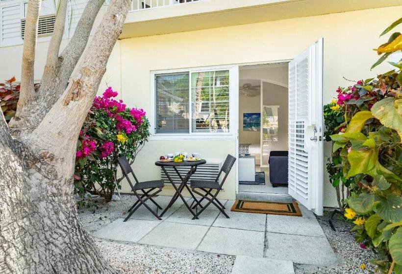 اتاق لوکس با چشم‌انداز استخر, Ports Of Call Resort