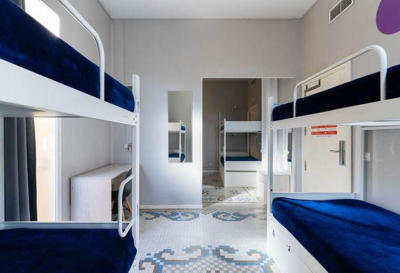 سرير فى غرفة مشتركة مزودة بحمام مشترك, Purple Nest Hostel
