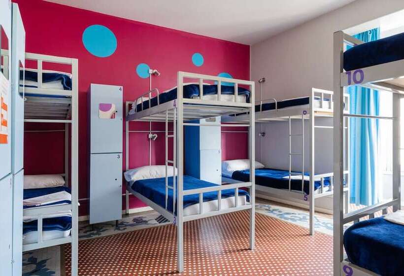 سرير فى غرفة مشتركة مزودة بحمام مشترك, Purple Nest Hostel