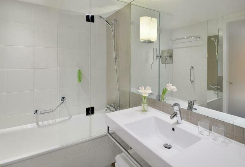 带大床的高级房间, Mövenpick Hotel Amsterdam City Centre