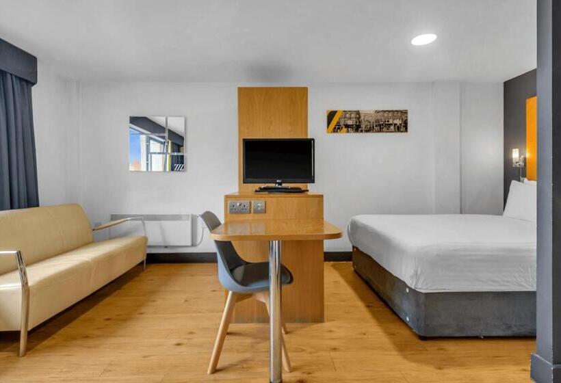 Студия Стандарт, Roomzzz Leeds City West