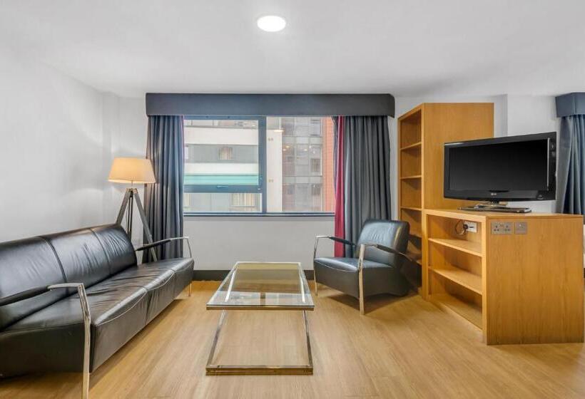 Семейное Студио, Roomzzz Leeds City West