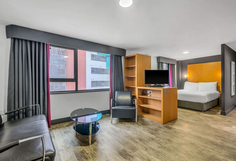 Студия Стандарт, Roomzzz Leeds City West