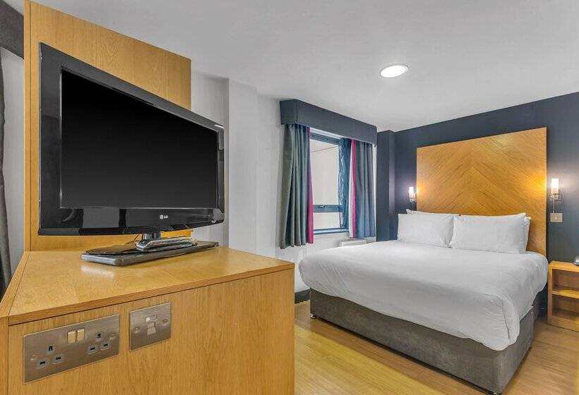 Семейное Студио, Roomzzz Leeds City West
