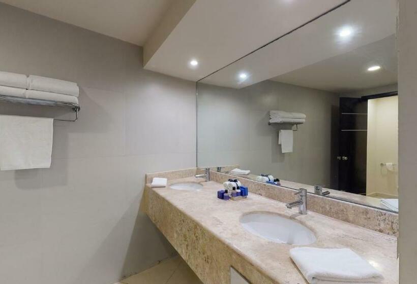 מיטת קינג בסוויטה, Seadust Cancun Family Resort  All Inclusive
