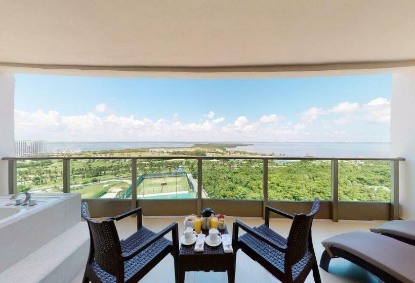 מיטת קינג בסוויטה, Seadust Cancun Family Resort  All Inclusive