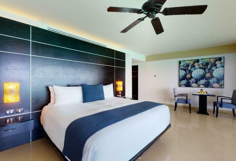 מיטת קינג בסוויטה, Seadust Cancun Family Resort  All Inclusive