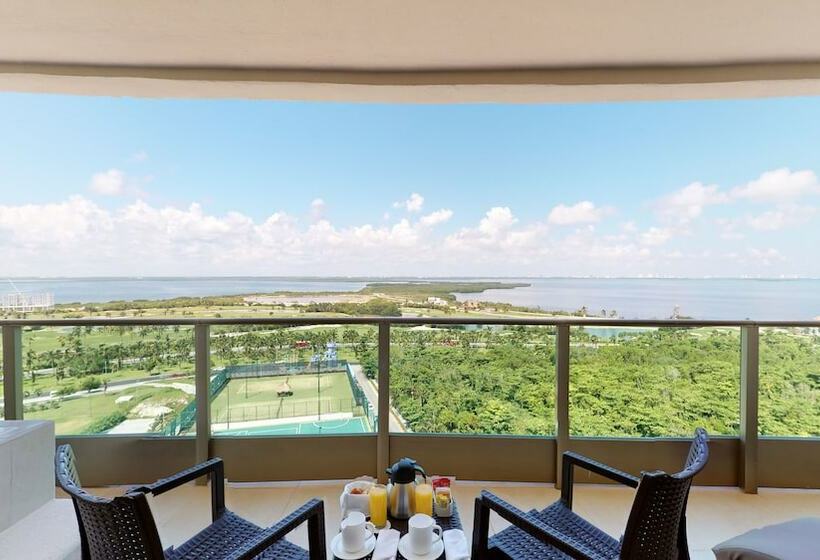 מיטת קינג בסוויטה, Seadust Cancun Family Resort  All Inclusive