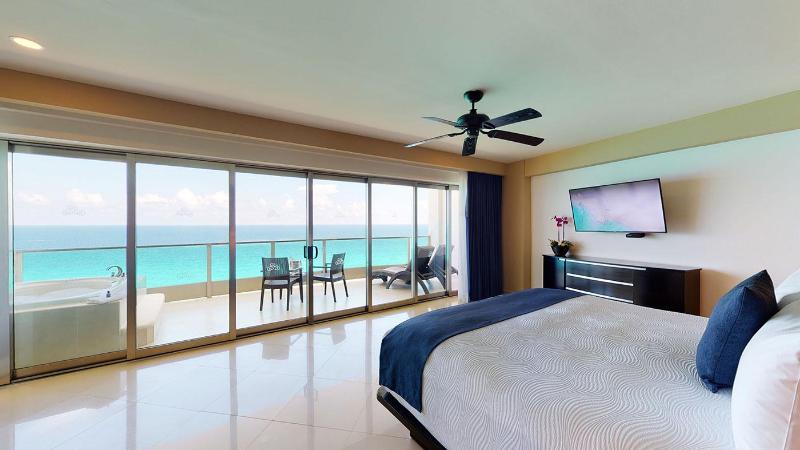 מיטת קינג בסוויטה, Seadust Cancun Family Resort  All Inclusive