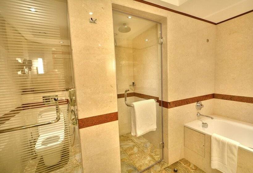اتاق اجرایی, Kampala Serena