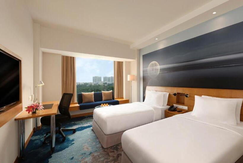 Номер Superior, Novotel Hyderabad Convention Centre