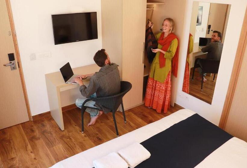 اتاق لوکس با بالکن, The Blue Jay Hostel